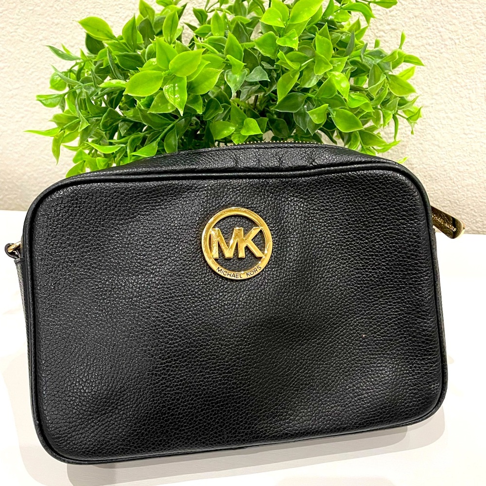 Michael Kors purse Jet Set Travel Item
Chain Crossbody bag- black with Gold Logo